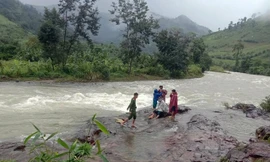 Suối chảy xiết khiến lực lượng cứu hộ chưa thể qua để tiếp cận 36 du khách mắc kẹt, chiều 30/11. 