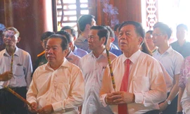Trưởng Ban Tuyên giáo Trung ương dâng hương tại tượng đài Bác Hồ, đền thờ liệt sĩ ở Phú Quốc