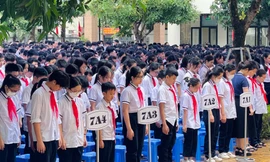 Lễ chào cờ ứa nước mắt tưởng nhớ học sinh tử vong vụ cháy chung cư mini