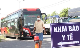 Ùn tắc ở chốt kiểm soát dịch, tài xế dấn chân ga hàng tiếng đồng hồ vào thành phố 