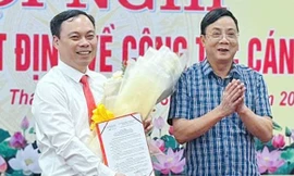 Ông Lê Huy Nhận quyết định bổ nhiệm. (ảnh: T.N)