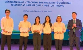 Trao 30 suất học bổng cho sinh viên ngành Tài chính Ngân hàng