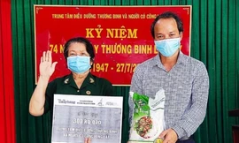 Tặng quà cho Trung tâm Điều dưỡng Thương binh và Người có công Long Đất 