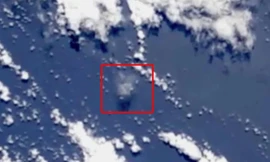 Dậy sóng thuyết âm mưu: UFO lơ lửng trên đại dương, chuẩn bị bay vào không gian