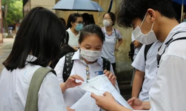 Thí sinh trao đổi môn tiếng Anh tại điểm thi Trường THPT Trần Phú sang 12/6. Ảnh: Như Ý 