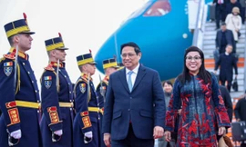 Thủ tướng đến Bucharest, bắt đầu thăm chính thức Romania