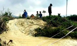 Dân tò mò đến xem hiện tượng lạ từ lòng đất ở Phú Yên