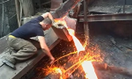 1001 thắc mắc: Vì sao thọc tay vào kim loại nóng chảy mà không bị bỏng?