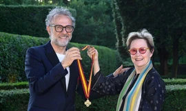 Bà Alice Waters trao tặng ông Massimo Bottura Huân chương McKim danh giá năm 2023