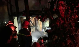 Lực lượng Cảnh sát PCCC tiếp cận hiện trường. 