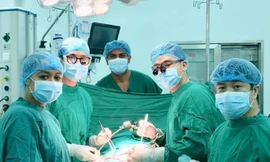 Các bác sĩ thực hiện phẫu thuật cấp cứu 'của quý' cho nạn nhân.