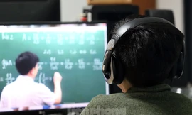 Thêm nhiều địa phương chuyển sang dạy học trực tuyến, học sinh chưa đến trường
