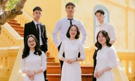 Nguyễn Xuân Bách (hàng sau, đứng giữa) và các bạn