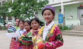 Ngoài giờ học, Già Thị Lan cùng nhóm bạn tái chế các sản phẩm túi ni lông, dây dứa