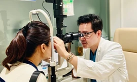 Bác sĩ Đặng Xuân Nguyên khám cho bệnh nhân đau mắt đỏ