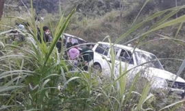 Lực lượng chức năng tiếp cận hiện trường vụ tai nạn. 