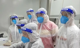 Trắng đêm chạy mẫu xét nghiệm SARS-CoV-2 