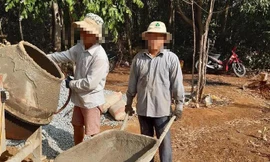 Một thầy giáo làm thêm nghề phu hồ khi đồng lương còn eo hẹp.