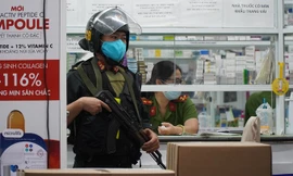 Cảnh sát cơ động tại quầy thuốc trên đường Phan Đình Phùng, TP Biên Hòa. Cảnh sát đã niêm phong nhiều thùng thuốc..
