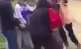 Clip: Đàn chị cấp 3 đánh hội đồng nữ sinh lớp 8 để 'dằn mặt'