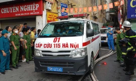 Cháy lớn trong ngõ Thổ Quan, đưa thi thể 3 người ra ngoài