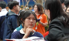 Các trường đại học đang tích cực tư vấn lựa chọn ngành học cho thí sinh tham gia xét tuyển năm nay Ảnh: Trọng Quân