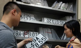 CSGT trao biển kiểm soát mới 5 số cho dân thay biển cũ là 4 số.