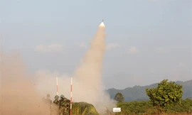 Xem lính trẻ xẻ trời bằng tên lửa vác vai