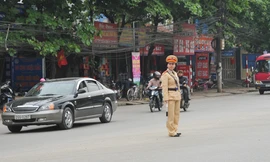 Nữ cảnh sát giao thông đất Tổ xuống phố