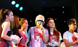 Wanbi Tuấn Anh nghẹn ngào trong vòng tay đồng nghiệp