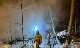 Các chuyên gia khẩn cấp làm việc tại hiện trường vụ rơi máy bay chở hàng Antonov An-12 ở vùng Irkutsk, Nga ngày 3/11/2021. Ảnh: Reuters