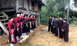 Một buổi luyện tập của các thành viên CLB Sình ca Cao Lan thôn Đồng Quân, xã Thắng Quân (Yên Sơn). Ảnh: Báo Tuyên Quang