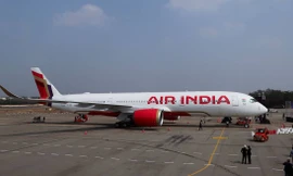 Máy bay hạ cánh khẩn cấp vì một tờ giấy viết tay ở trong toilet 