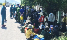 Đi bộ 50 km, 47 lao động được quân đội đưa về quê