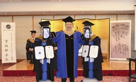 Tốt nghiệp thời COVID-19: Giảng viên trao bằng cho robot, sinh viên nhận bằng online