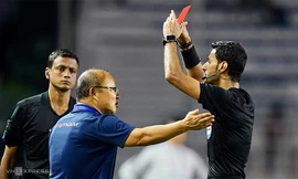 HLV Park Hang-seo phải tự trả tiền phạt cho tấm thẻ đỏ trong trận chung kết SEA Games 30. Ảnh: Đức Đồng