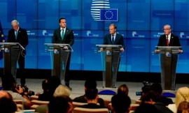 Các nhà lãnh đạo EU tham dự họp báo sau khi thông qua thỏa thuận. Ảnh: Getty