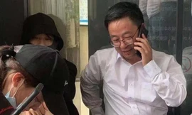 Thầy hiệu trưởng bị sinh viên giữ làm con tin. Ảnh: Weibo.