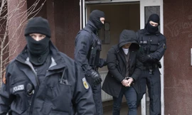 Cảnh sát Đức bắt giữ một nghi phạm tại Berlin. Ảnh: SCMP.