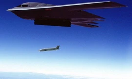 Oanh tạc cơ B-2 thả tên lửa JASSM nguyên bản trong một đợt thử nghiệm. Ảnh: Lockheed Martin.