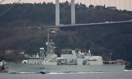 Khinh hạm HMCS Fredericton của Canada