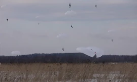 Lính dù Nga đổ bộ lúc bình minh