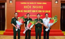 Đại tướng Ngô Xuân Lịch chúc mừng ba tân Thứ trưởng Bộ Quốc phòng.