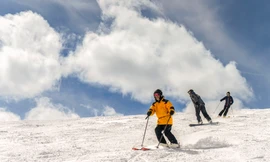 Xu hướng du lịch mới: U80 trượt cát, nhảy dù, lặn biển