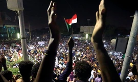 Người biểu tình Sudan bên ngoài Bộ Quốc phòng ở Khartoum. Ảnh: Reuters