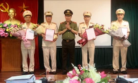 Thứ trưởng Lê Quốc Hùng trao quyết định và chúc mừng các cán bộ được Ban Bí thư Trung ương Đảng chuẩn y chức vụ mới.