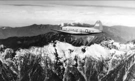 Máy bay chở hàng C-46 bay qua dãy núi Himalaya, ở biên giới Ấn Độ, Trung Quốc và Miến Điện, vào tháng 1 năm 1945. Ảnh: Getty Images