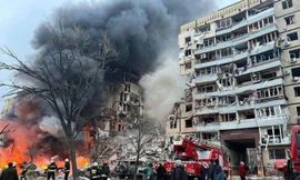 Lực lượng cứu hộ Ukraine nỗ lực giải cứu các nạn nhân trong tòa nhà trúng tên lửa. Ảnh: Reuters