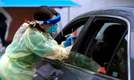 Nhân viên y tế lấy mẫu xét nghiệm COVID-19 tại Hillsboro, Oregon. Ảnh: New York Times