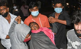 Các bệnh nhân có triệu chứng chóng mặt, nôn nao, đau đầu, thậm chí bị ngất xỉu hoặc lên cơn co giật. Ảnh: Deccan Herald